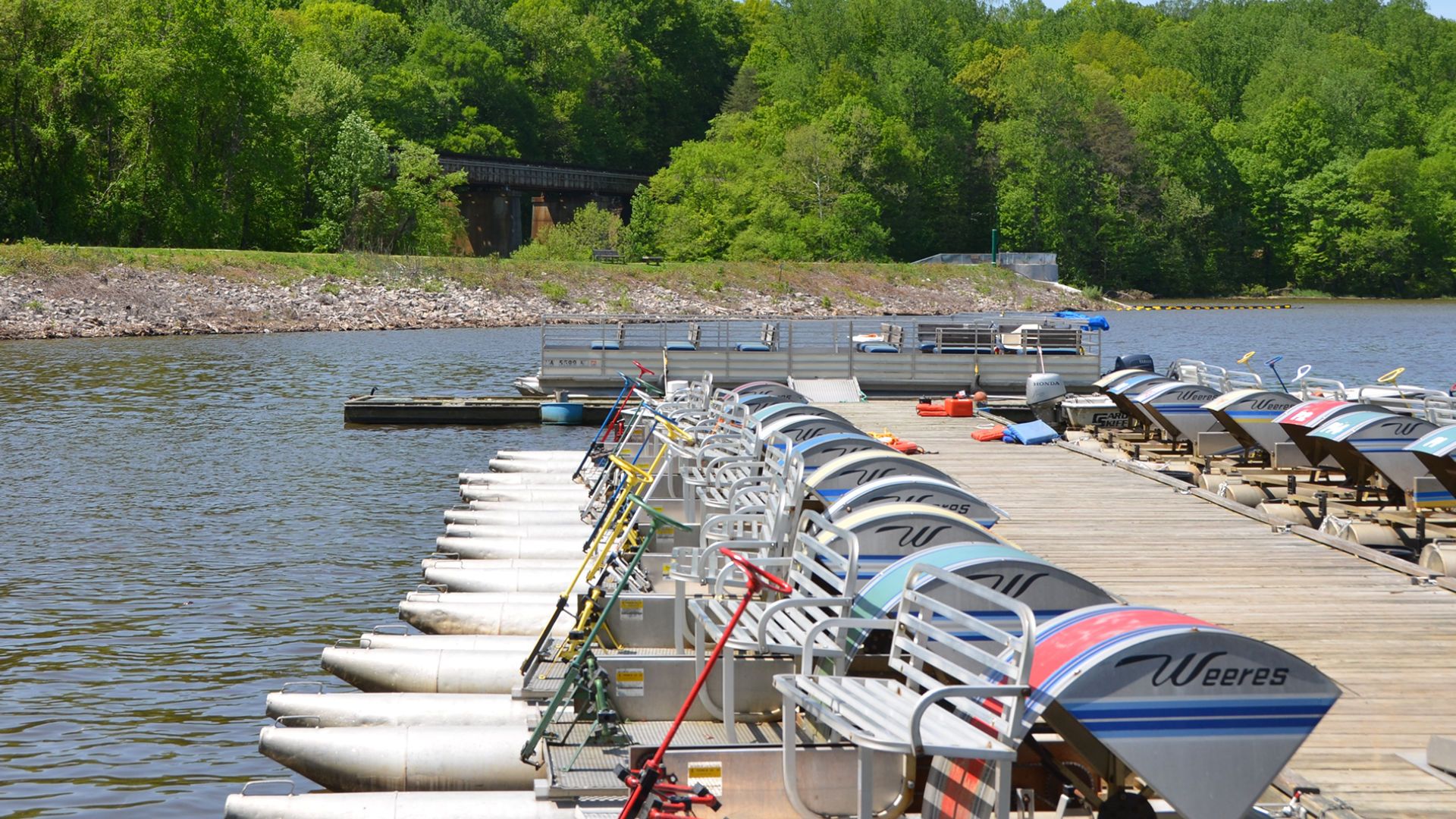 Lake Ridge dock with boats